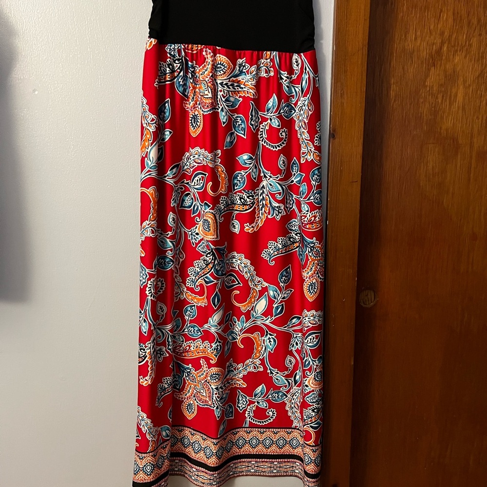 Beautiful Apt. 9 Red Floral Pattern Maxi Skirt. Size L.